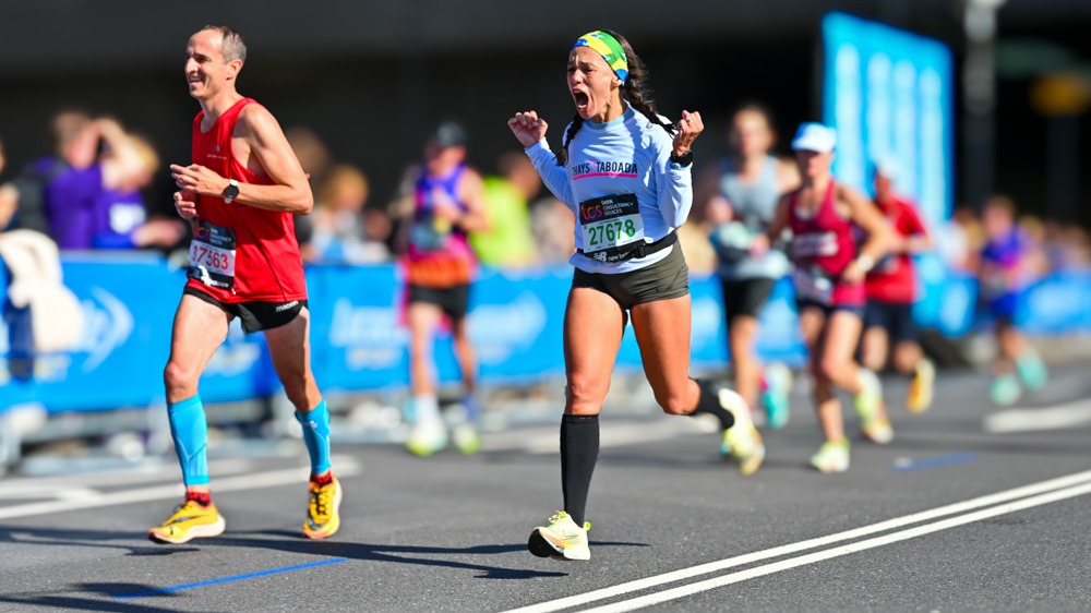 Screaming runner fighting through the pain barrier - London Marathon